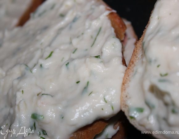 Покройте слоем соуса.