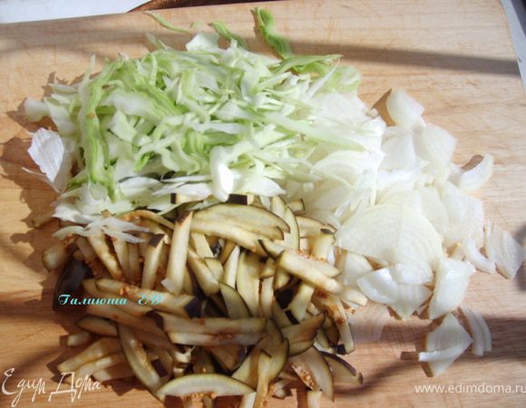 Лук нарезать полукольцами,капусту мелко нашинковать, помять руками,баклажаны порезать соломкой