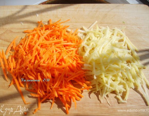 Картофель и морковь натереть на терке