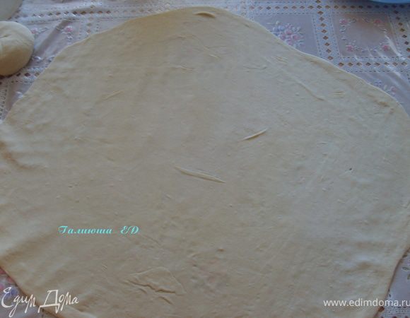 Тесто делим на несколько частей, каждую часть раскатать в круг