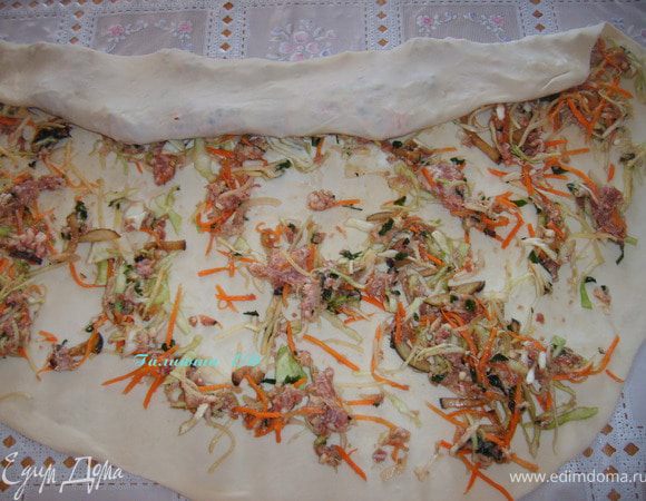 Укладываем на каждый круг начинку и закатываем в рулет