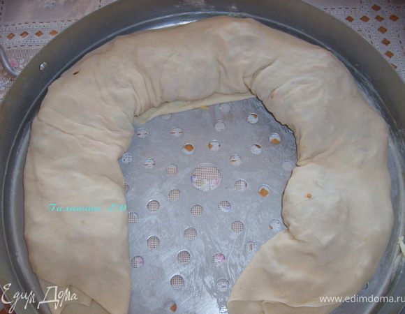 Укладываем каждый рулет на лист пароварки (мантоварки), смазанный маслом (у меня 4 листа)