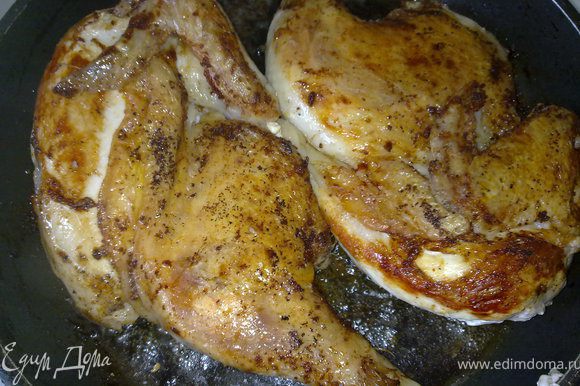 Цыпленка разрезать вдоль груди (если большой - то на две половинки). Натереть его перцем и солью. Растопить на сковороде сливочное масло, расплющить на сковороде цыпленка как для цыпленка-тапака. Положить сверху груз и обжарить цыпленка с двух сторон до хорошей золотистой корочки.