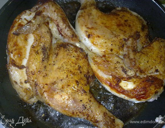 Цыпленка разрезать вдоль груди (если большой - то на две половинки). Натереть его перцем и солью. Растопить на сковороде сливочное масло, расплющить на сковороде цыпленка как для цыпленка-тапака. Положить сверху груз и обжарить цыпленка с двух сторон до хорошей золотистой корочки. 