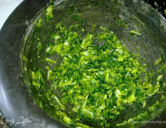 Чеснок и кинзу растираем с солью в ступке в пасту.
