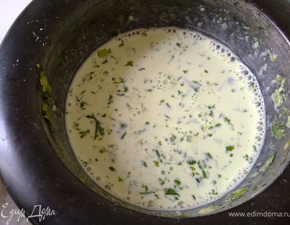 Добавить к пасте сливки и немного воды.