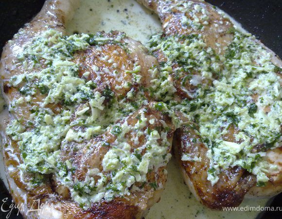 Залить получившейся чесночной массой цыпленка.