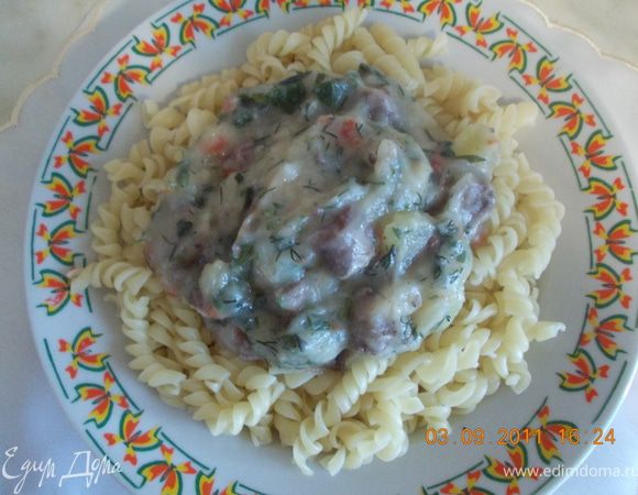 когда всё почти готово добавляем рубленую зелень. А дальше у меня накладочка вышла, хотела, как всегда, положить сметанки, но она из холодильника таинственным образом исчезла. Пришлось эксперементировать. Я подогрела в микроволновке стакан молока, сыпанула туда 3 ложки рисовой муки, перемешала и добавила в своё варево, перемешала и всё.  Готово!
Кстати,  получилось очень даже вкусненько.
Приятного аппетита! 