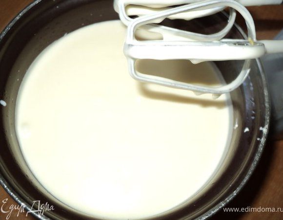 В желатин добавить немного холодной воды, дать разбухнуть.
Клубнику промыть, обсушить, оставить несколько штук для украшения и 100гр мелкой клубники - для наполнения крема. Остальную клубнику протереть через сито.
Сметану взбить с кефиром, сахаром и ванильным сахаром, разделить крем на 2/3 и 1/3. 