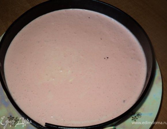 Разбухший желатин распустить на водяной бане. 2/3 желатина ввести взбивая в клубничное пюре, а затем клубничное пюре в 2/3 сметанного крема. Хорошенько все взбить, добавить 50гр порезанного на мелкие кусочки черного шоколада, перемешать  и вылить смесь в форму на слой попкорна, поставить в холодильник на 20мин.