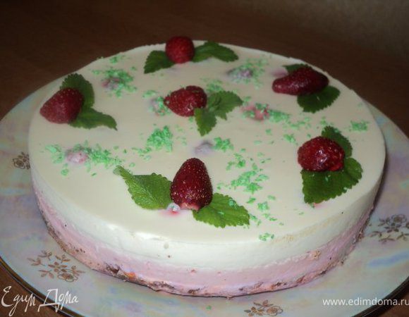 В 1/3 сметанного крема ввести взбивая оставшийся желатин, добавить мелкую клубнику, перемешать  и вылить в форму, когда схватится предыдущий слой. Поставить в холодильник на 1 час.Торт вынуть из формы, украсить сверху клубникой, кокосовой стружкой, листиками мелисы или мяты.