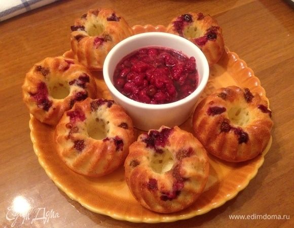 Взбиваем масло с сахаром до однородной массы миксером, далее по одному добавляем яйца, после каждого тщательно взбиваем. Муку просеиваем и смешиваем с разрыхлителем. Добавляем по ложке муку и взбиваем.