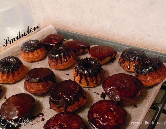 Вынимаем кексики и ждем, когда они чуть остынут. Тем временем готовим глазурь. Можно для глазури взять и сахар, но сахар будет долго растворяться  и потребуется больше времени для приготовления глазури. И так перемешать нужно 60 мл воды, какао и сахар, нагреть и чуть упарить.