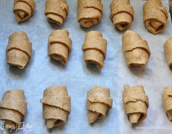 Заворачиваем трубочкой,выкладываем на противень застеленный пергаментом,пергамент смазываем сливочным маслом.Отправляем в разогретую до 180 гр.духовку,готовим около 20-25 минут.Достаем и посыпаем сахарной пудрой. 
