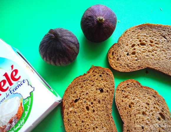 Рецепт проще простого. Взять несколько кусочков багета или другого подходящего хлеба, инжир и козий сыр. 
