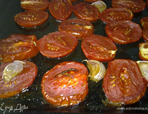 Помидорки нарезать вдоль на половинки или три части (в зависимости от размера). Выложить их на противень и полить оливковым маслом,посыпьте сахаром,солью и перцем. Между помидорками положить зубчики чеснока прямо в кожуре. Запекайте помидоры в разогретой духовке 2 часа при температуре 130 гр.
Вот что получается.