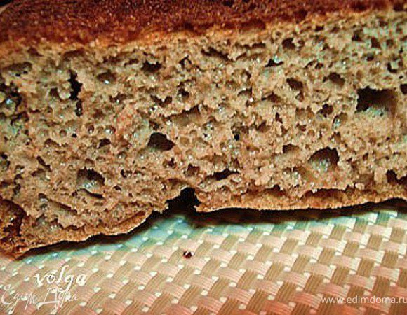 Выпекать в духовке при температуре 220 градусов первые 10-15 минут,потом температуру снизить до 180-200 и продолжить выпекать до готовности. Готовность определять по корочке, она должна быть коричневого цвета,зубочистки всегда будут мокрыми из-за особенностей ржаной муки.