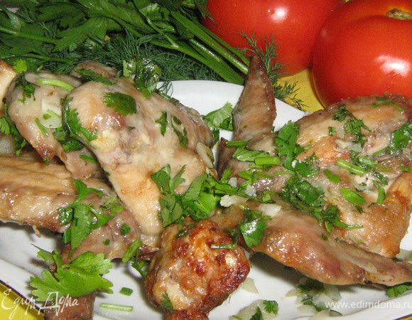 Куринные крылышки с чесноком – 1,5 кг
Я мариновала в кефире с чесноком и кинзой. Все пряности и соль по вкусу, кефир заливала что бы было покрыто мясо. Крылышки я решила сделать мягкими, поэтому использовала термостойкую пленку в виде рукава. Крылышки в пакете готовились 20 минут на средней решетке при t=235°С, скорость средняя. Затем не вынимая пакет я его разорвала и дала крылышкам обжарится еще 10 минут при t=260°C, скорость высокая.
