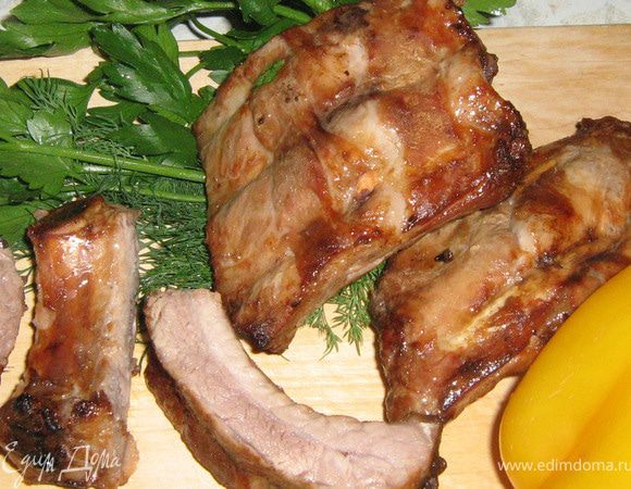 Копченые ребрышки  - 1,5 кг
Предварительно не мариновались. Промытое и обсушенное мясо я обмазала специальным «дымом» для коптильни в аэрогрили. Средства использовала совсем мало, поэтому наносила при помощи кисти. Затем посолила и поперчила. На верхнюю и среднюю решетки разложила куски и включила машину на 20 минут при t=260°С, скорость высокая.  
