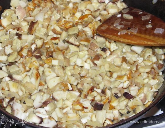 Туда же отправить мелко порезанные грибы и обжарить до золотистого цвета.***Муж собирает грибы очень аккуратно и поэтому я их не мою,только очищаю кисточкой от иголочек.Сухие они великолепно поджариваются не выделяя лишней воды,которая напитывается во время мытья.