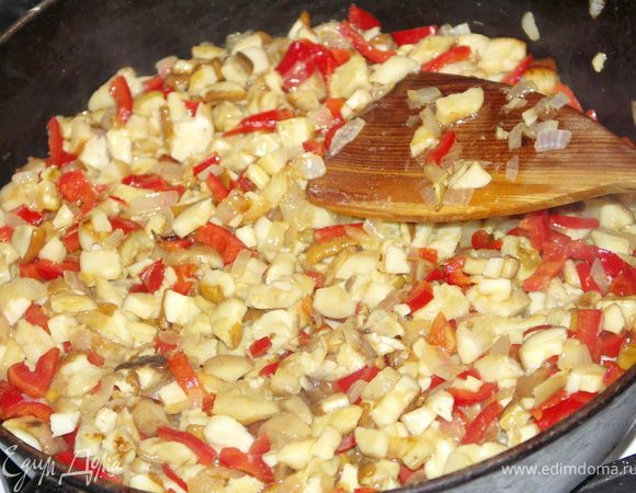 Отправить к грибам мелко порезанный болгарский перчик.В это время отварить спагетти до состояния альденте.