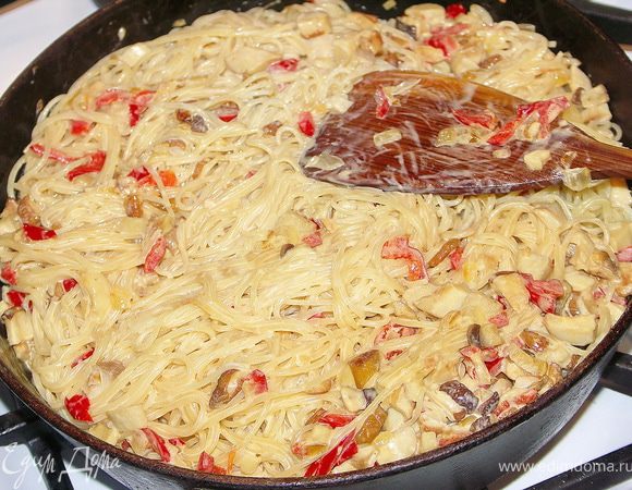 Следом добавить сливки,соль и перец.Чуть прогреть и всыпать спагетти.Потомить несколько минут всё вместе под крышкой.