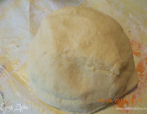 Снять с огня, подождать когда остынет и вымешивать на столе, посыпанным пшеничной мукой 