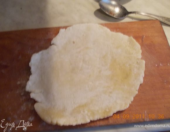 выпекать на сухой сковороде на маленьком огне. С одной стороны выпекать или с обоих не указано было я выпекала сначала с одной стороны, около 2 минут, переворачивала на доску, и сразу возвращала обратно на сковородку уже другой стороной 