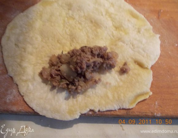 снимаем со сковородки, кладём начинку и сворачиваем в трубочку