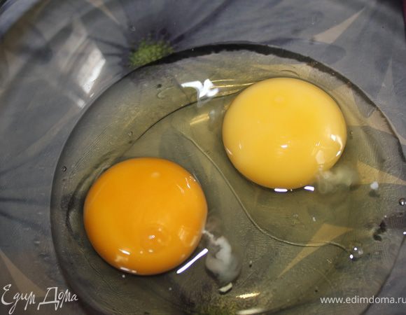 Выпекаем три разноцветных омлета.
Для желтого (основного)взять 2 яйца...