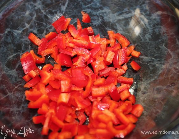 Делаем крем.
Красный болгарский перец нарезаем мелкими кубиками...