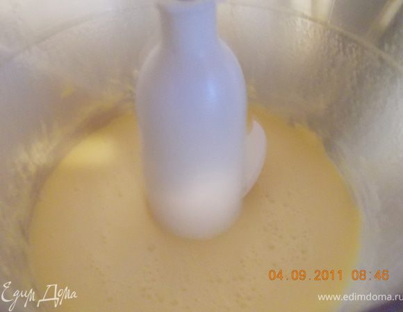 взбить масло с сахаром, добавить яйца, взбить