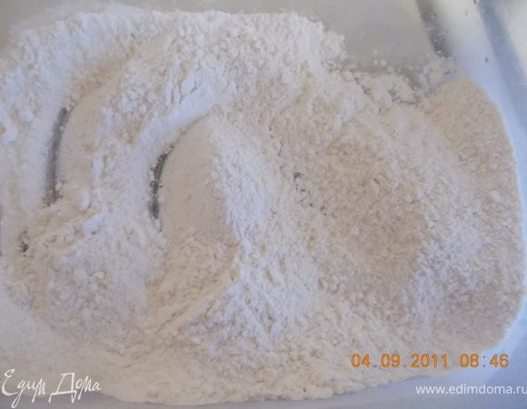 муку смешать с разрыхлителем 