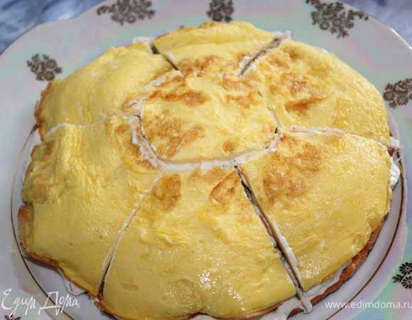 Сложенный торт поделить на порционные кусочки. 