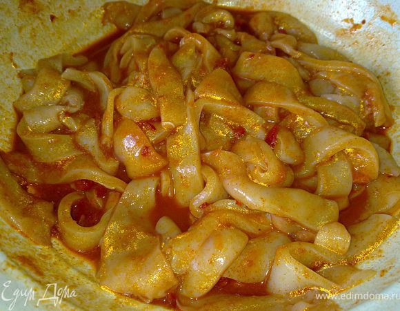 Кальмары очистить от кожица и нарезать полосочками шириной около 2 см. В миске смешать цедру апельсина, паприку, соль, апельсиновый сок. мелко нарубленный чеснок,винный уксус, коричневый сахар, соль и оливковое масло. И замариновать в получившемся соусе кальмары мин.на 3 часа. 