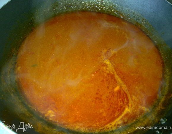 Кальмары вынуть из соуса и отжать. На раскаленной сковороде на ОМ быстро обжарить в течении 3 мин.кальмары.  И отложить в миску. В эту же сковороду вылить соус и уварить его минут 2-3. 