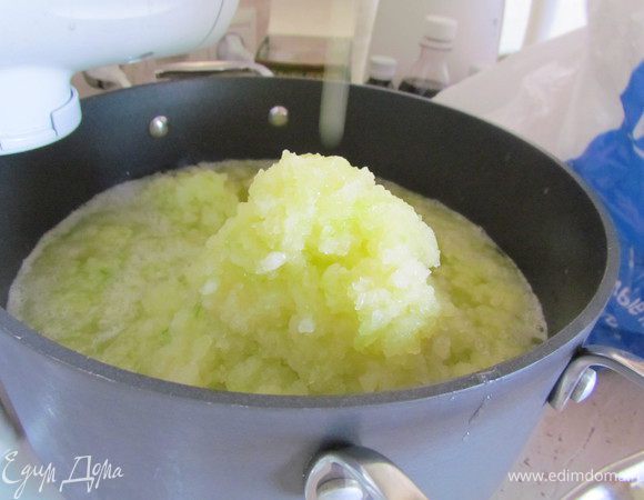 Кабачки помыть,очистить от кожи и от семян (если они есть) и пропустить через мясорубку.