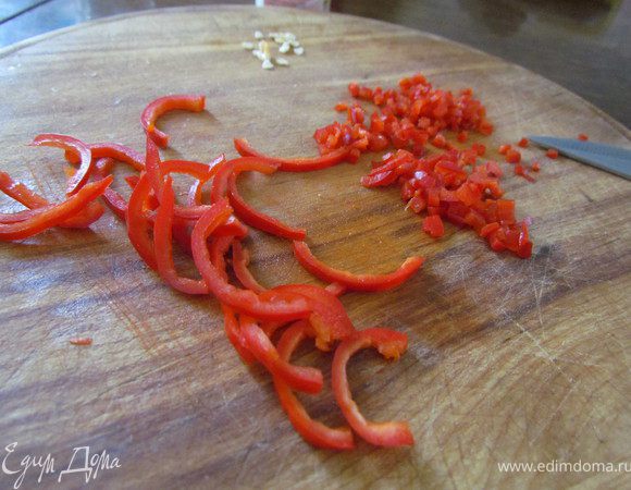 Измельчить острый перец по желанию и по вкусу (можно пропустить через мясорубку вместе с кабачками).