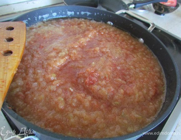 К кабачкам добавить растительное масло, соль, сахар, острый перец, томатную пасту.Варить надо на среднем огне при слабом кипении около часа. Массу необходимо периодически помешивать.