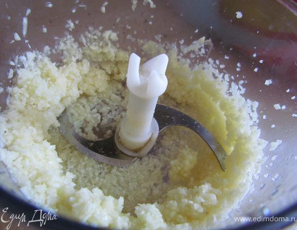 Измельчить чеснок.