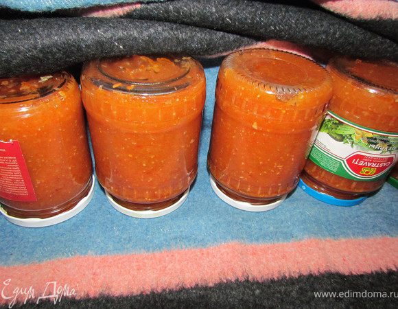 За 10 минут до готовности добавить чеснок и уксус. Дать покипеть и разлить еще горячим в стерильные банки. Банки укутать, например одеялом и оставить на сутки. Банки хранятся при комнатной температуре. Выход около 2,5 л.