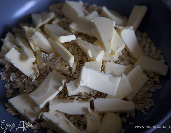 масло нарезать кубиками и добавить в сковороду 