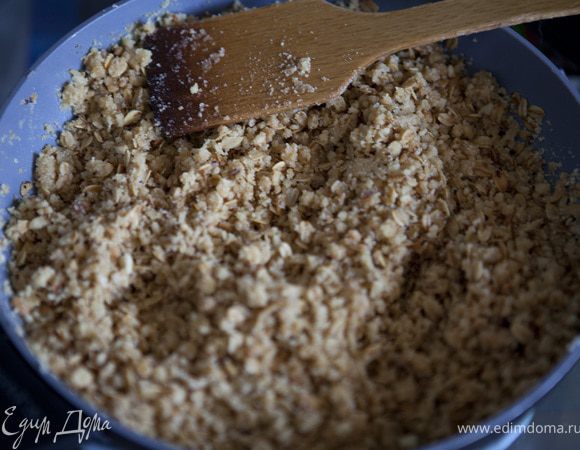 затем добавить раскрошенное печенье, аккуратно перемешать деревянной ложкой