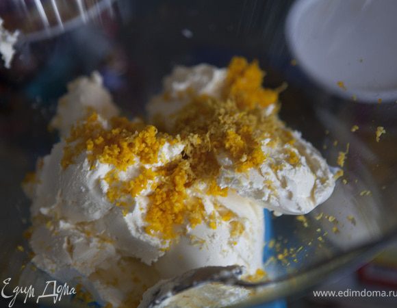 Приготовим начинку: 
переложить сливочный сыр в миску, добавить семена ванили или эссенцию, сахар, натертую цедру лимона и апельсина, лимонный сок.