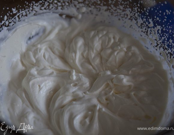 взбить в другой миске сливки до мягких пиков