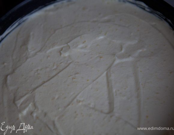 перемешать половину сливок с сырной смесью, добавить оставшиеся сливки и осторожно перемешать, выложить смесь на основу и разровнять лопаткой, поставить чизкейк в холодильник минимум на 1 час