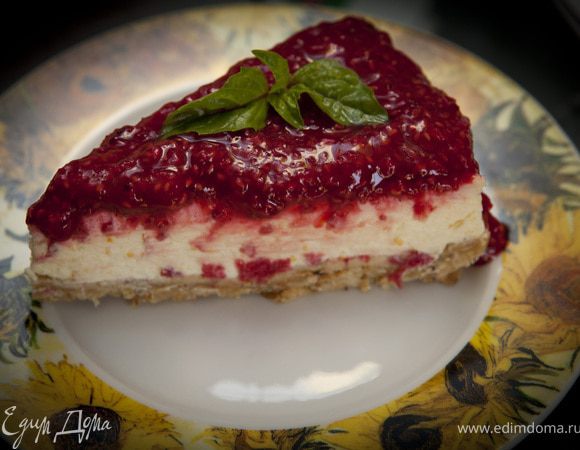 достать чизкейк из холодильника, переложить на блюдо, вылить ягодную смесь и разровнять :)
от целого чизкейка фотки у меня не осталось, вот как-то так :)
приятного всем аппетита!