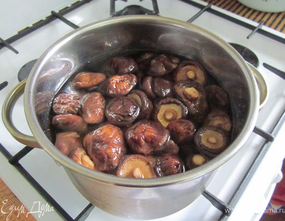 Грибы залить бульоном (если грибы сухие, замочить на ночь) и варить 15 минут.