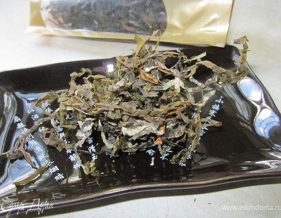 Добавить морскую капусту, варить 5 минут.