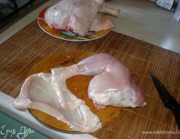 отделяем шкурку от мяса так чтобы не порвать ее лучше начинать со спинки